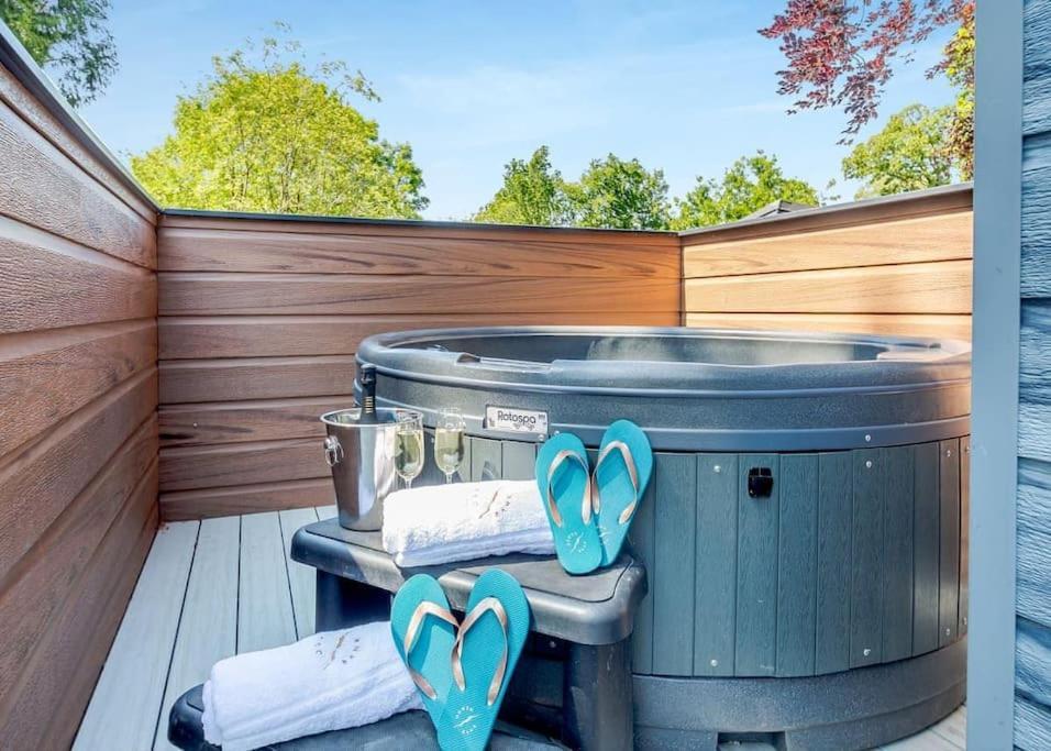 Villa V28 - The Lookout With Hot Tub Bangor  Esterno foto