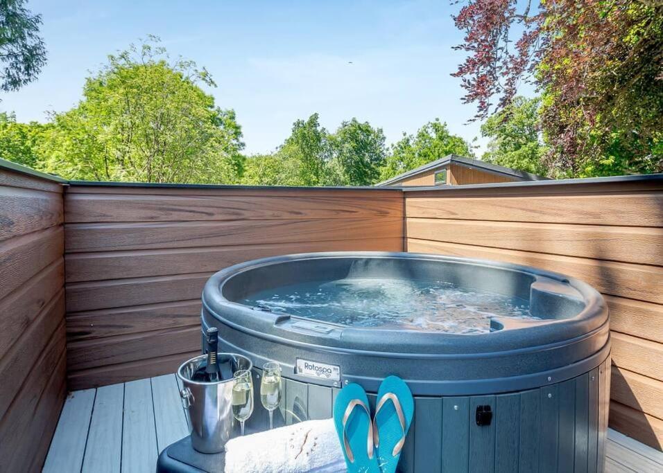Villa V28 - The Lookout With Hot Tub Bangor  Esterno foto